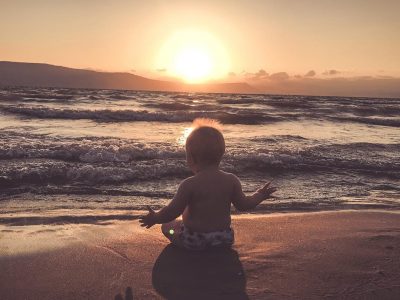 Unbezahlbare #Momente ??. #Priceless #moments??. ?? #Families with #kids are welcome in our #guestrooms????. #gilboapassion #visitus #urlaubinisrael #sunset #beach #strand #baby #holidayswithkids #israel #visitisrael #elal #elalisrael #faith #seaofgalilee #believers #godisgood #sonnenuntergang
