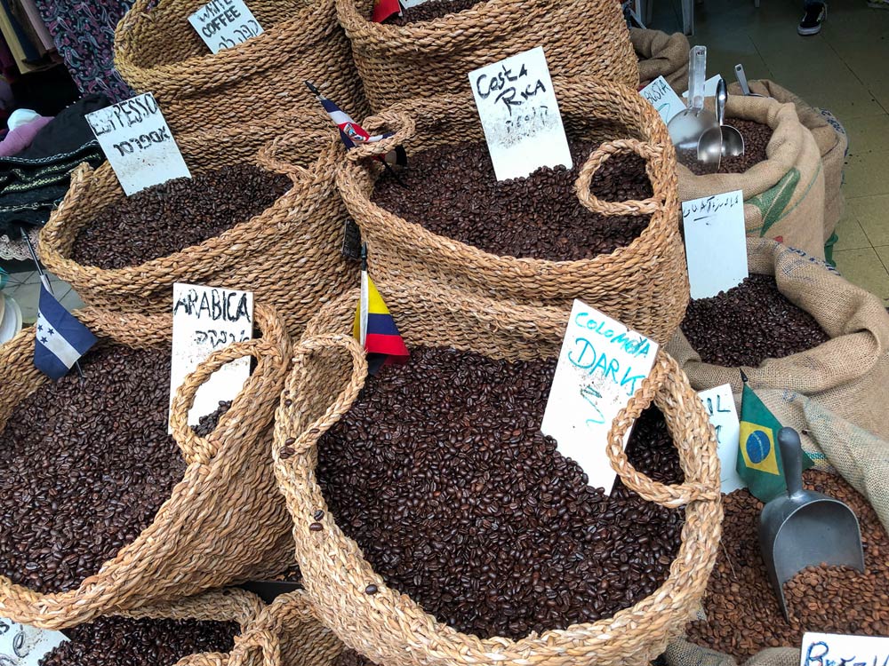 Viele verschiedene Säcke mit Kaffeebohnen auf dem orientalischen Markt in Akko