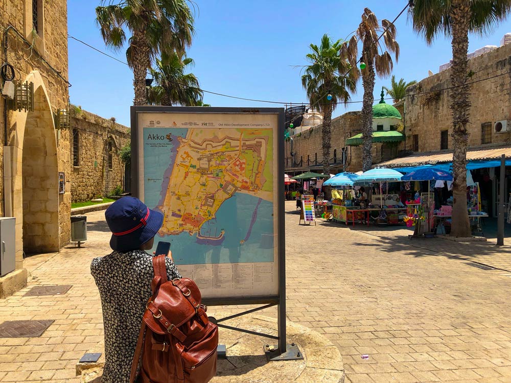 Blick auf die Altstadt Akko mit Palmen und Markstständen