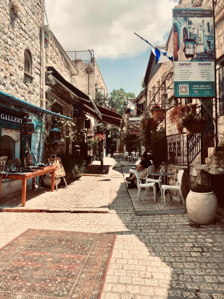 Hauptstraße Künsterviertel in Safed mit Steinwegen und alten Steinhäusern