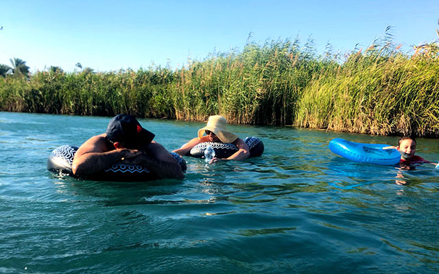 Nir David - Gäste schwimmen im Fluss. Gilboa Passion