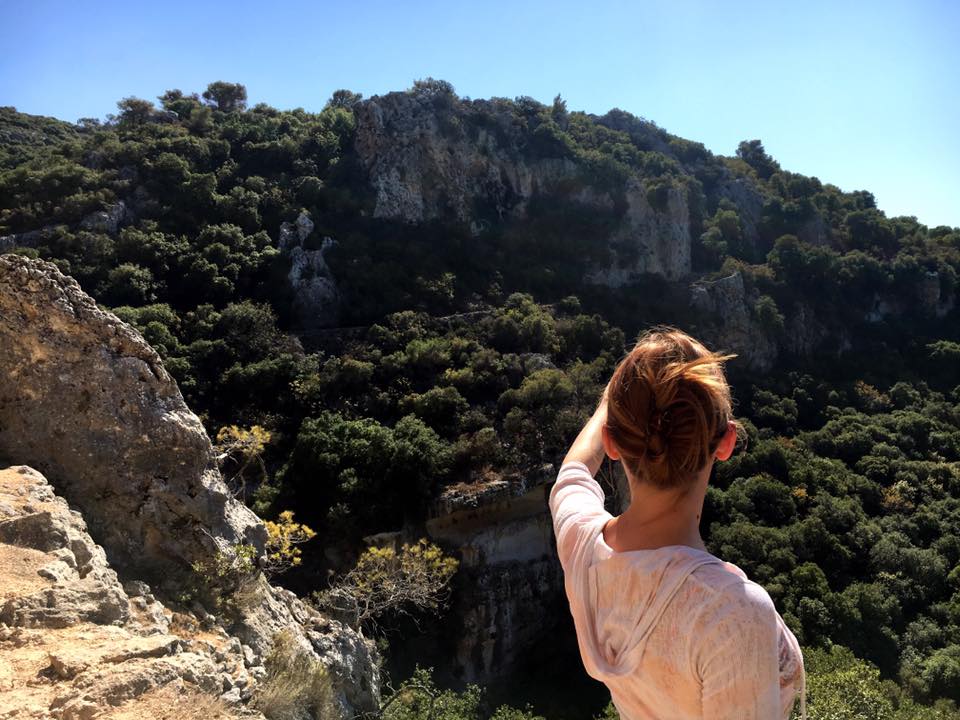Alexandra schaut auf die Berge beim Wandern in Israel
