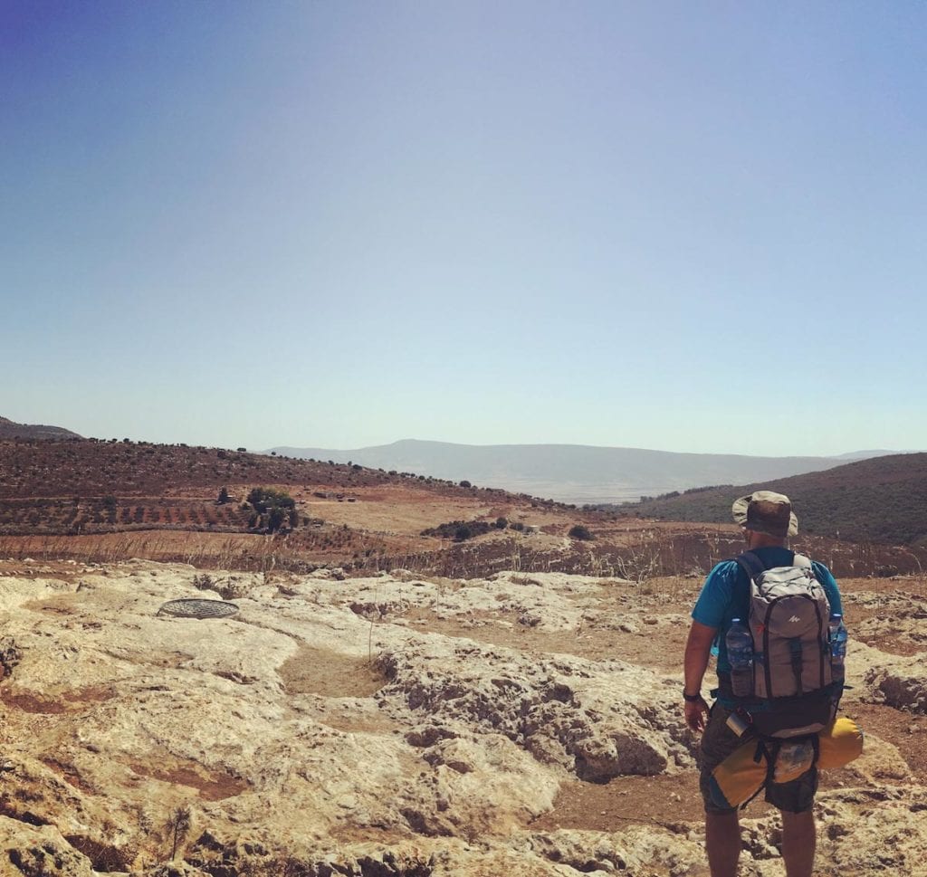 Ich schaue beim Wandern und großer Hitze auf die trockene Landschaft in Israel