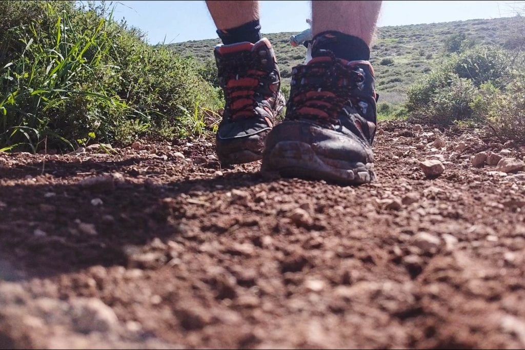 Beim Wandern im Gilboa Gebirge. Die Schuhe sind zu sehen, diese müssen passen